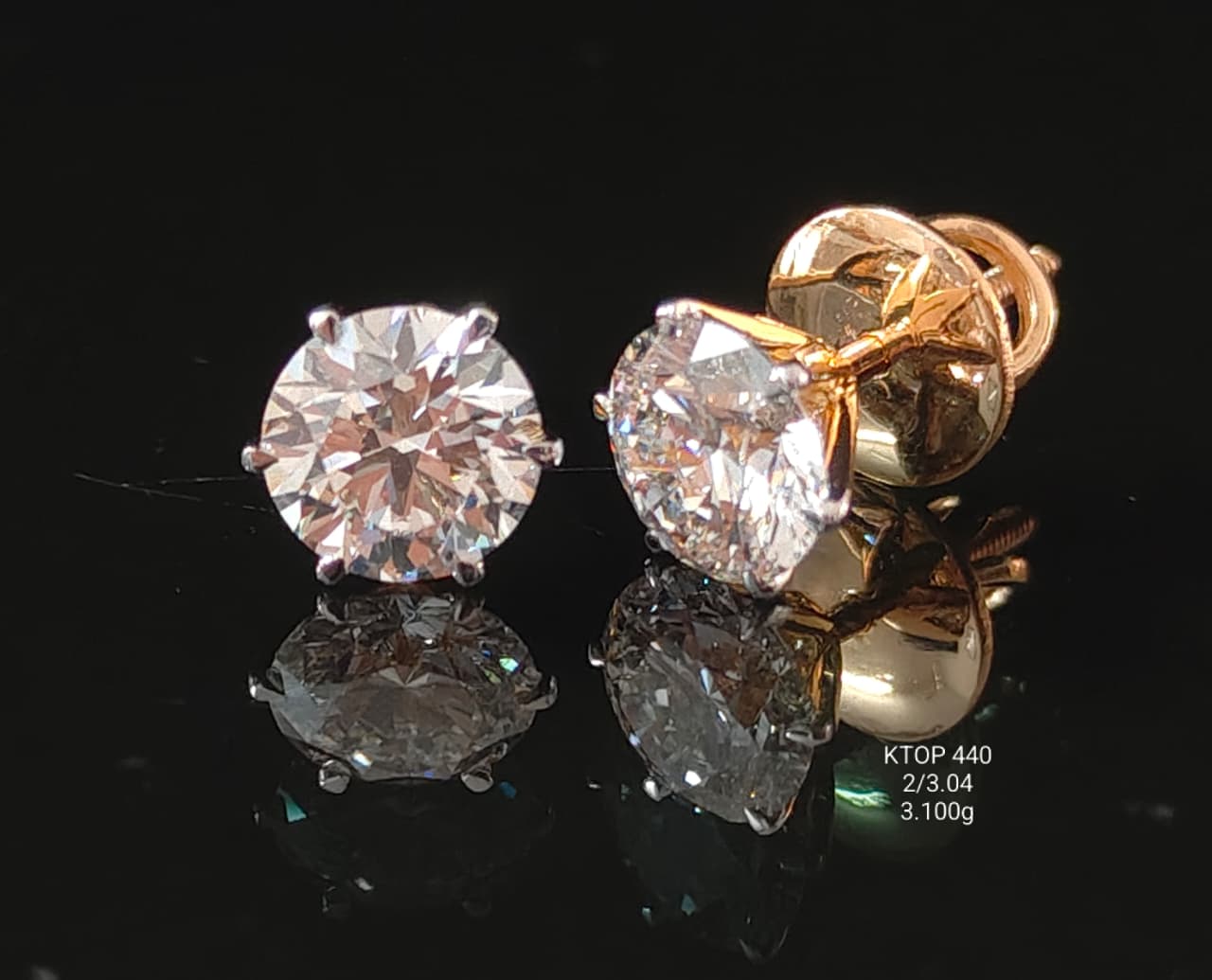 3.04Ct Of Earnings With Purity Of 18K