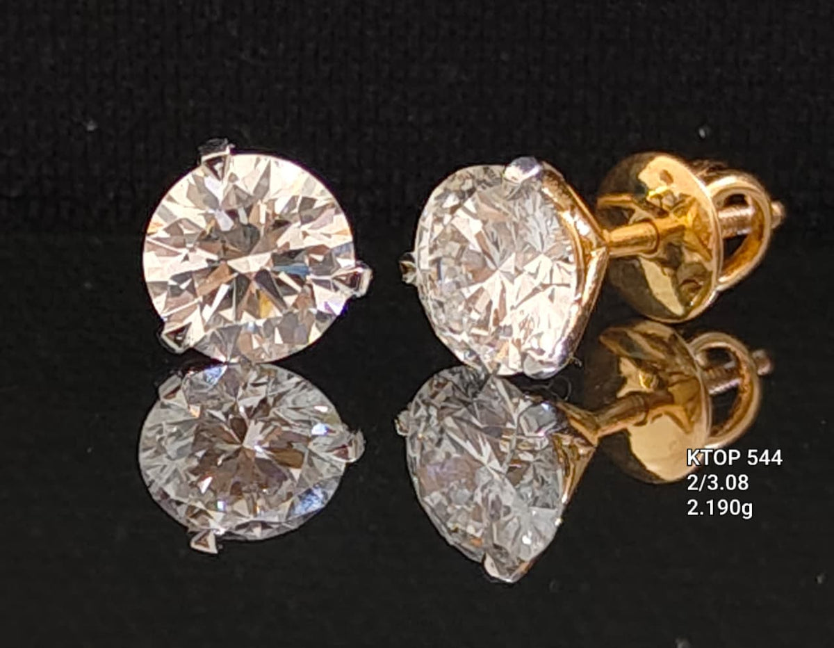 3.08Ct of Earrings With the Purity of 18K